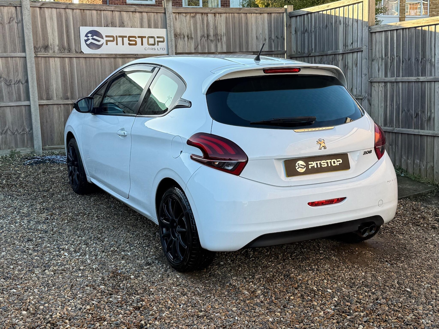 Used Peugeot 208 2015 for sale - 77131544: Photo 2