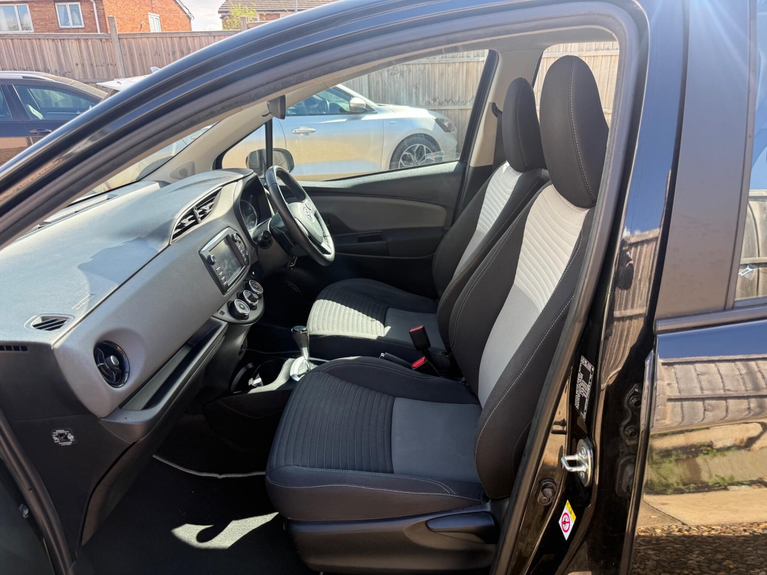 Used Toyota Yaris 2017 for sale - 78219986: Photo 24