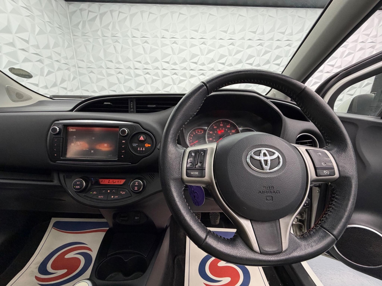 Used Toyota Yaris 2014 for sale - 77613846: Photo 14