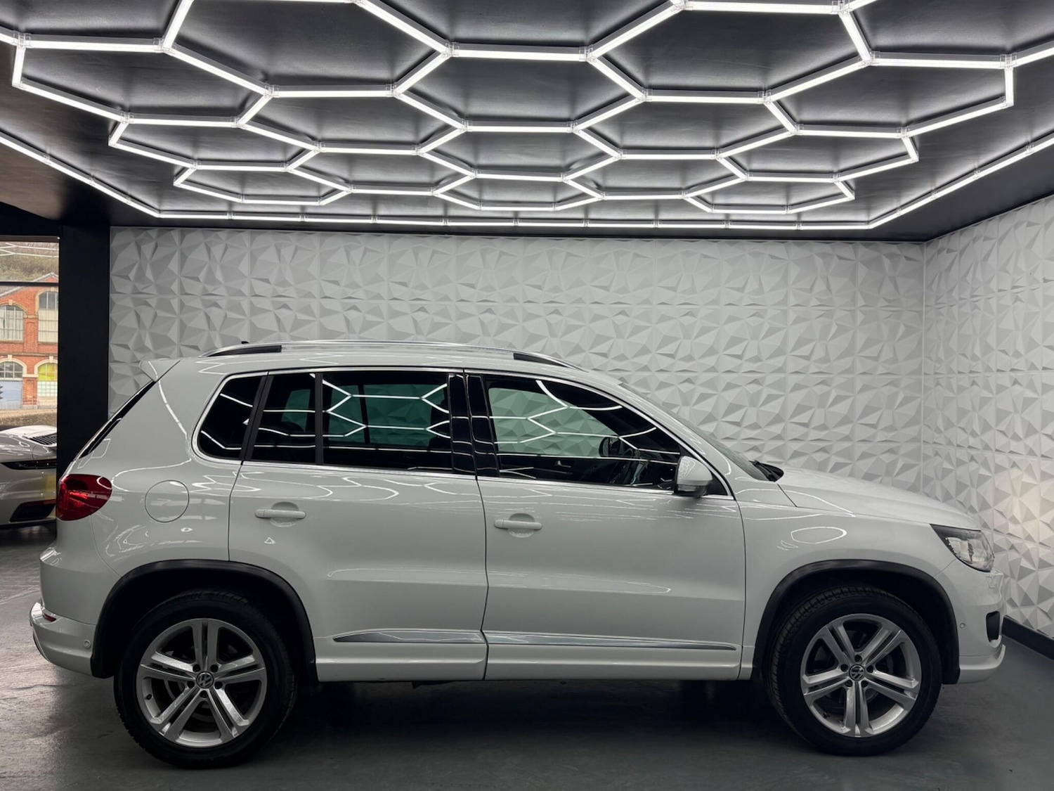 Used Volkswagen Tiguan 2016 for sale - 77853177: Photo 12