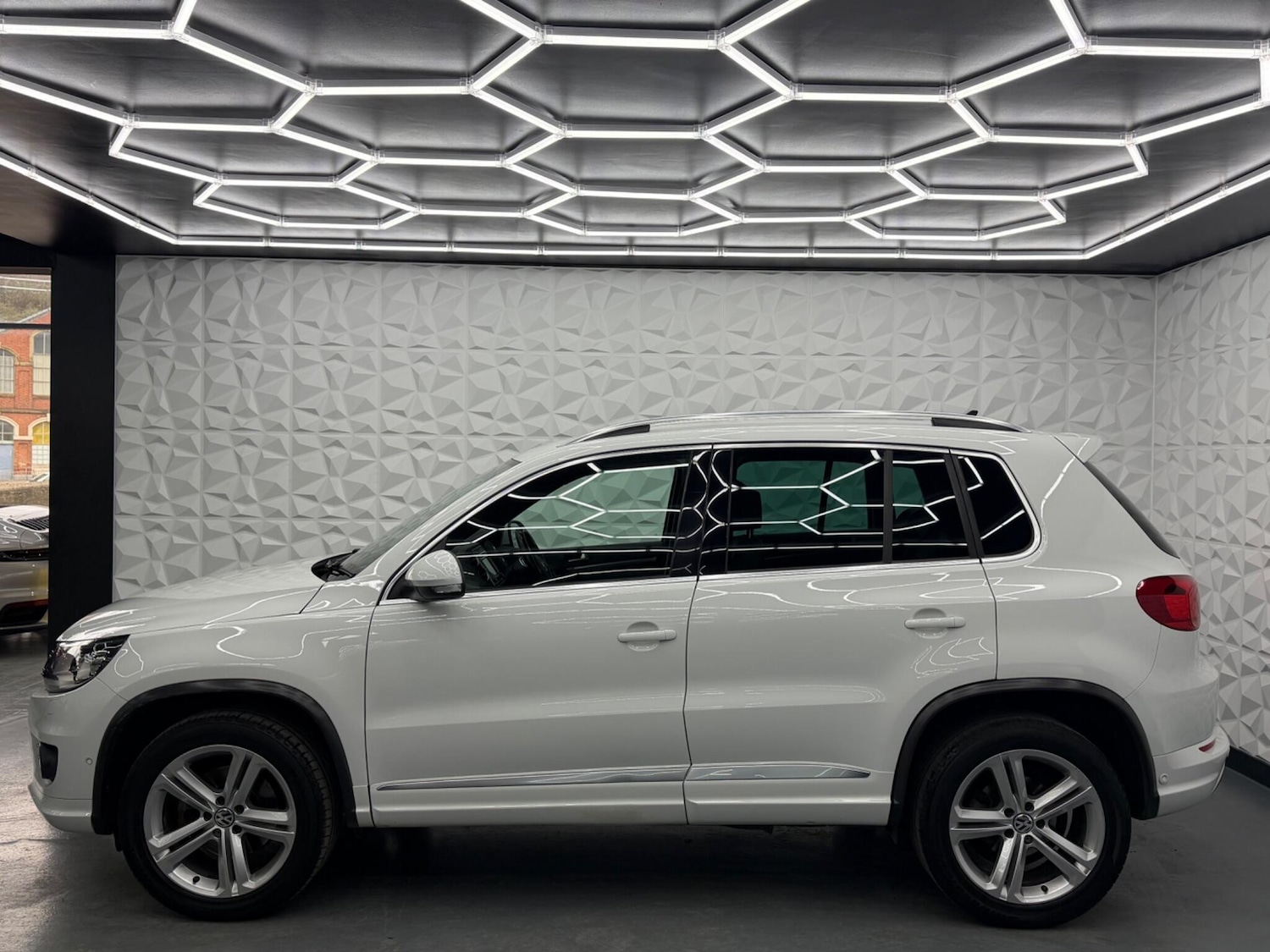 Used Volkswagen Tiguan 2016 for sale - 77853177: Photo 8