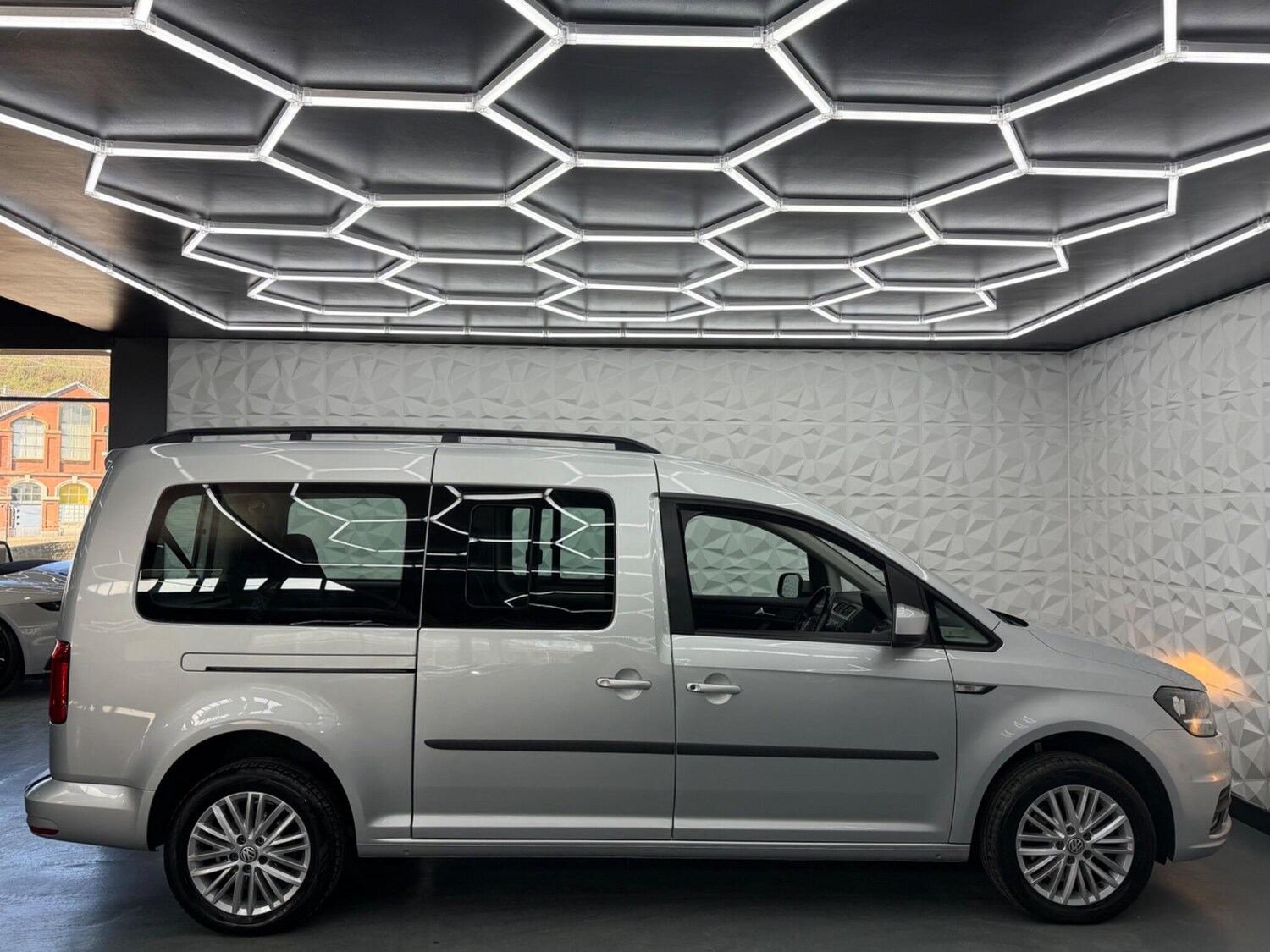 Used Volkswagen Caddy Maxi Life 2016 for sale - 77784048: Photo 10