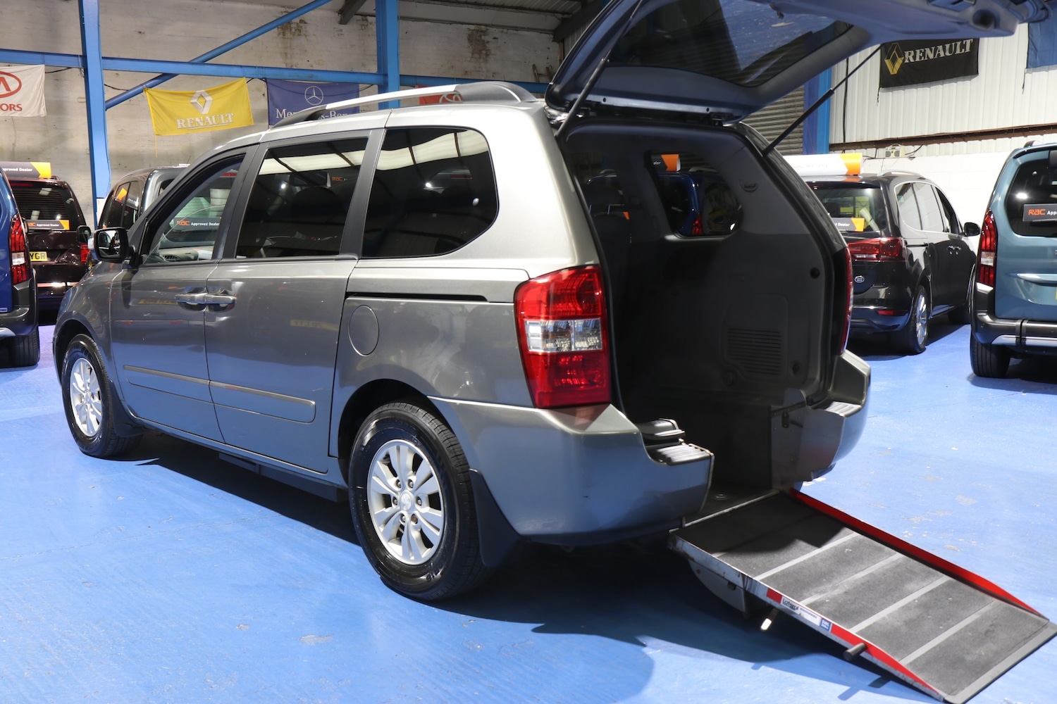 Used Kia Sedona 2011 for sale - 77864601: Photo 2