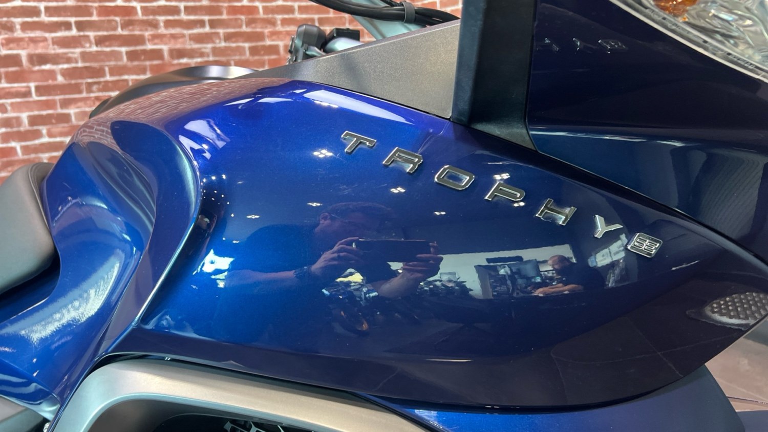 2016 Triumph Trophy SE TOURER Petrol Manual - Picture 10 of 24