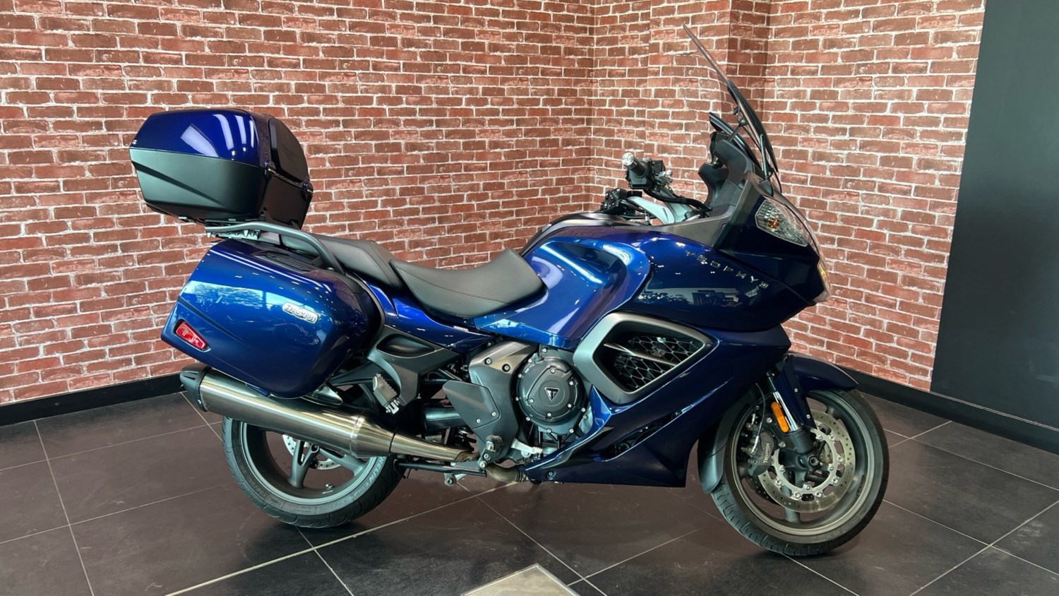 2016 Triumph Trophy SE TOURER Petrol Manual - Picture 2 of 24