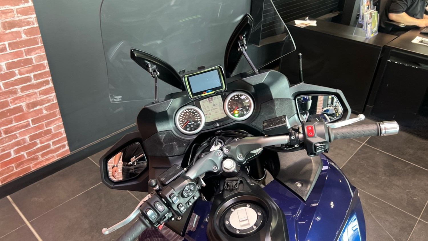 2016 Triumph Trophy SE TOURER Petrol Manual - Picture 9 of 24