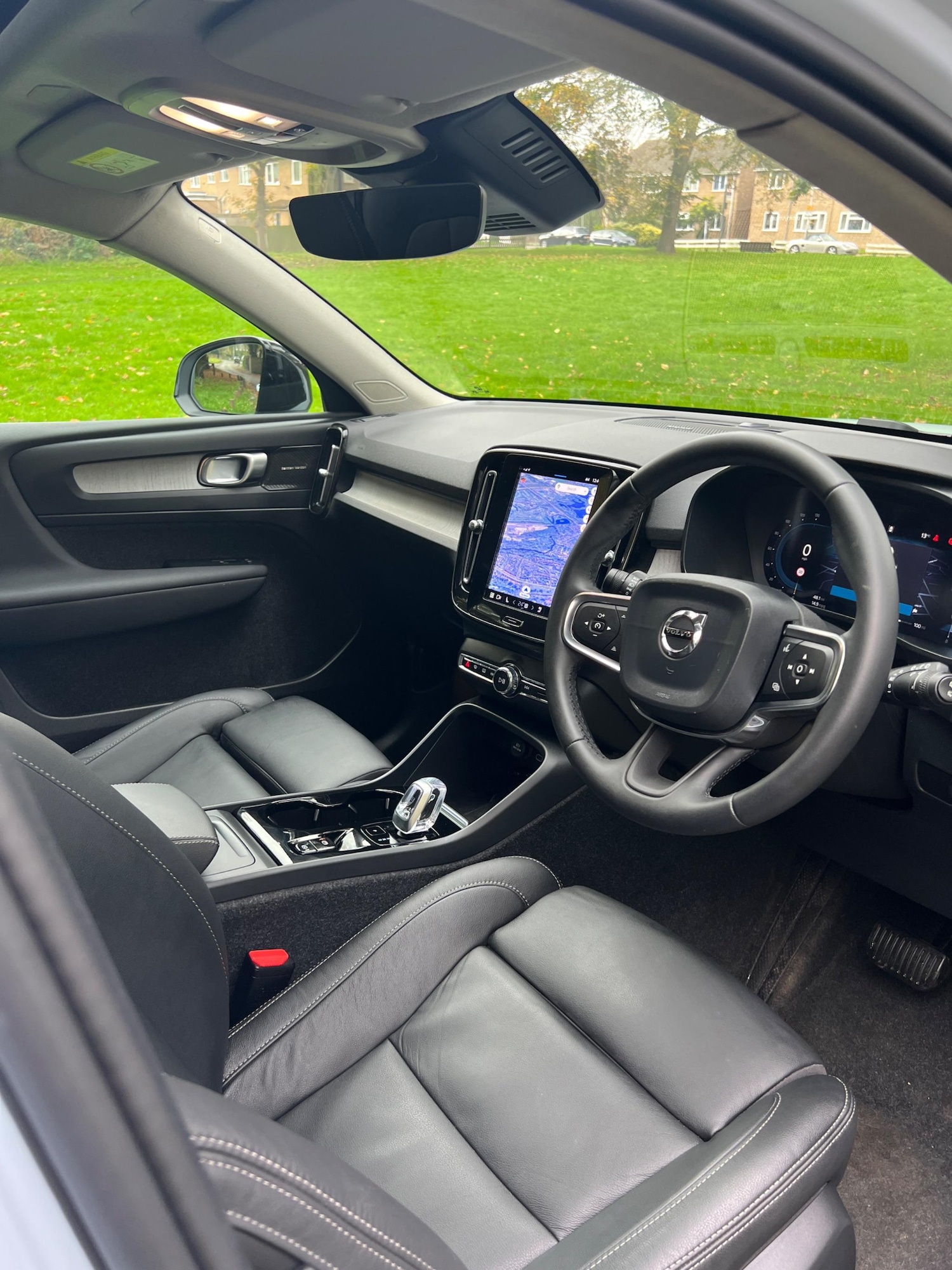 Used Volvo XC40 2024 for sale - 76994343: Photo 2