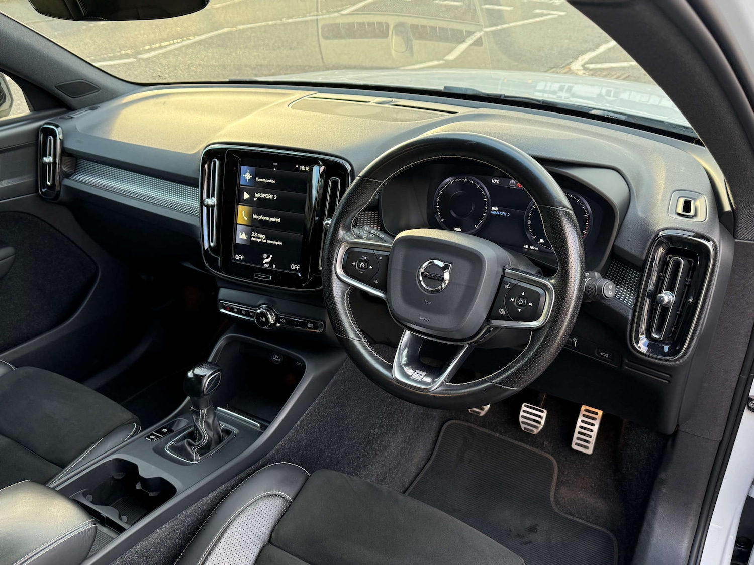 Used Volvo XC40 2020 for sale - 76830924: Photo 2