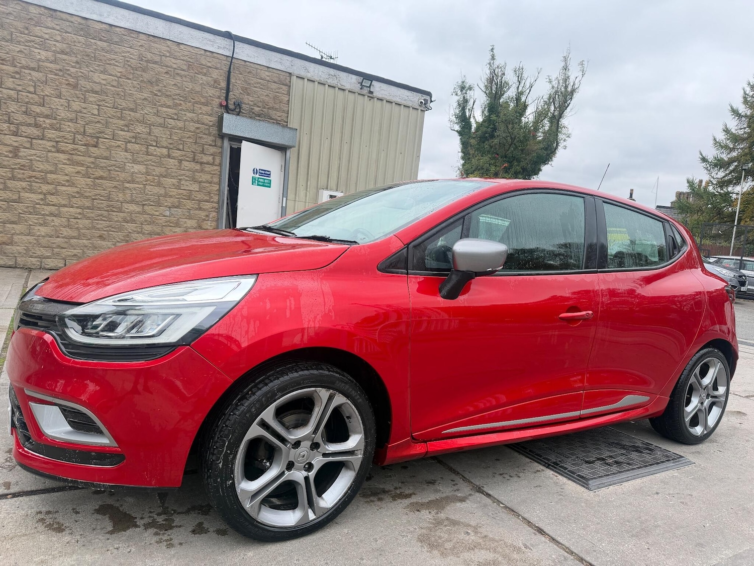 Used Renault Clio 2017 for sale - 76295987: Photo 2