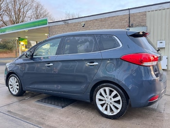 Used Kia Carens 2016 for sale - 76899285: Photo