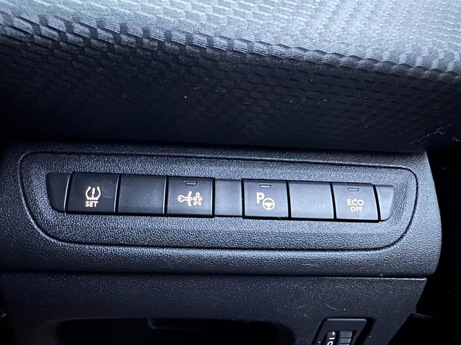 Used Peugeot 2008 2015 for sale - 76527963: Photo 24