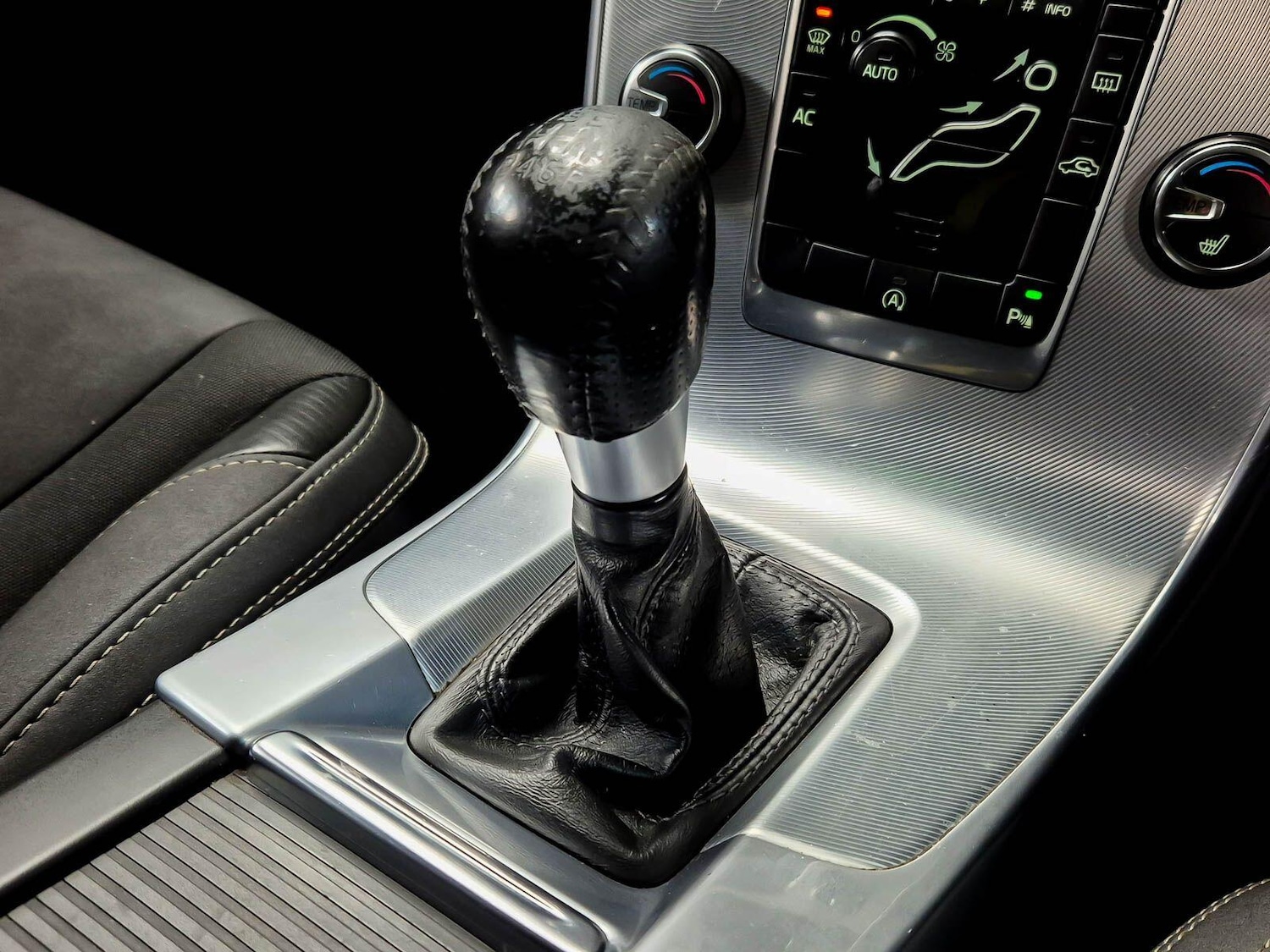 Used Volvo V60 2012 for sale - 77611840: Photo 77