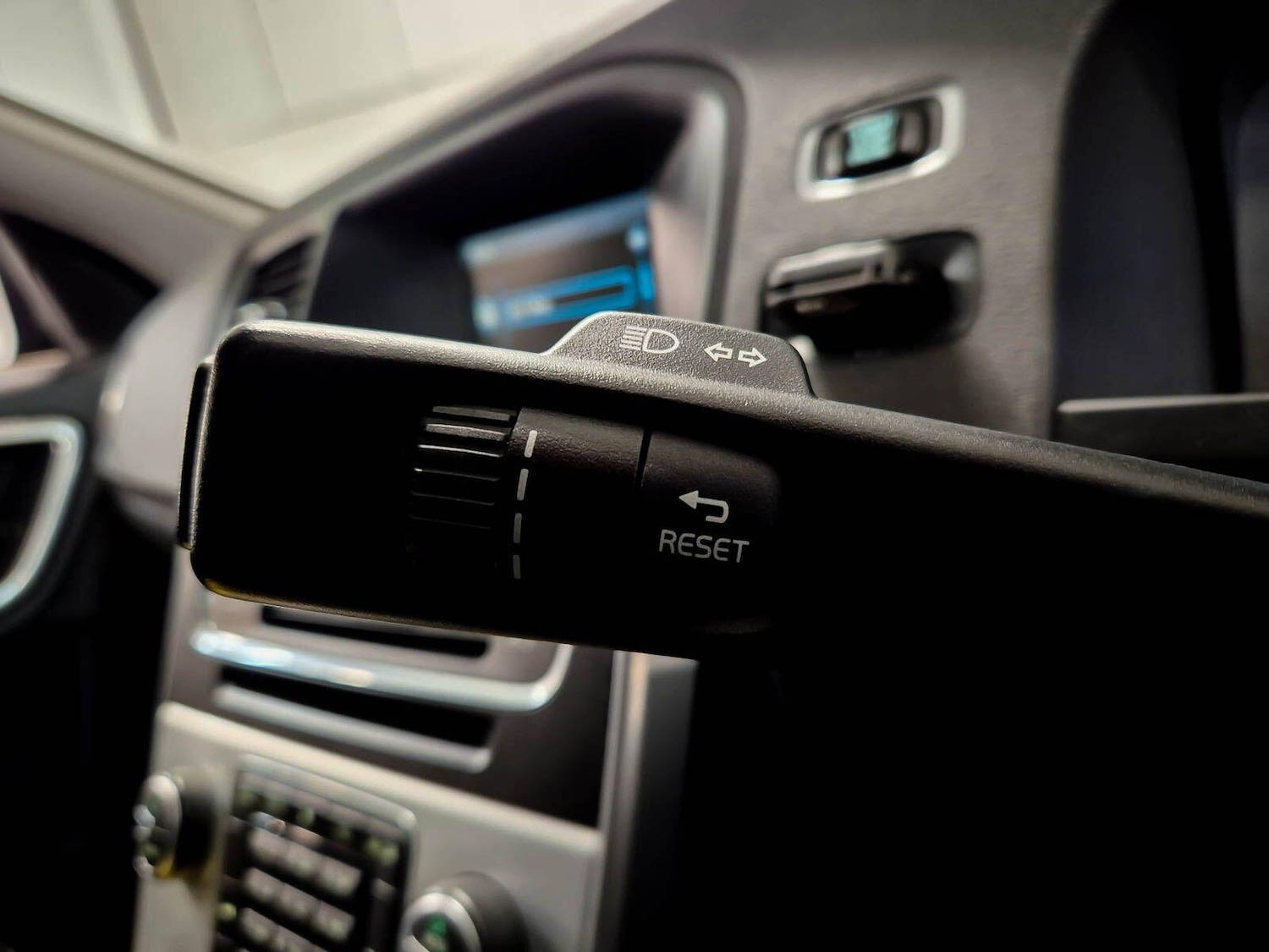 Used Volvo V60 2012 for sale - 77611840: Photo 81