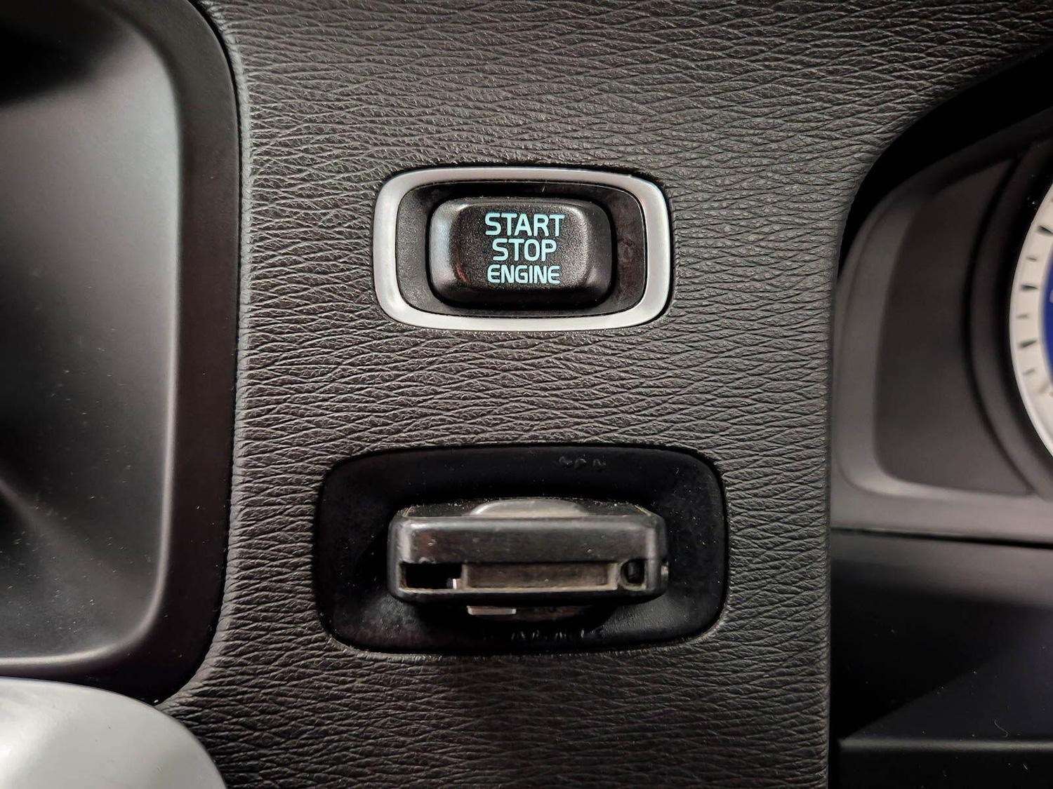 Used Volvo V60 2012 for sale - 77611840: Photo 83