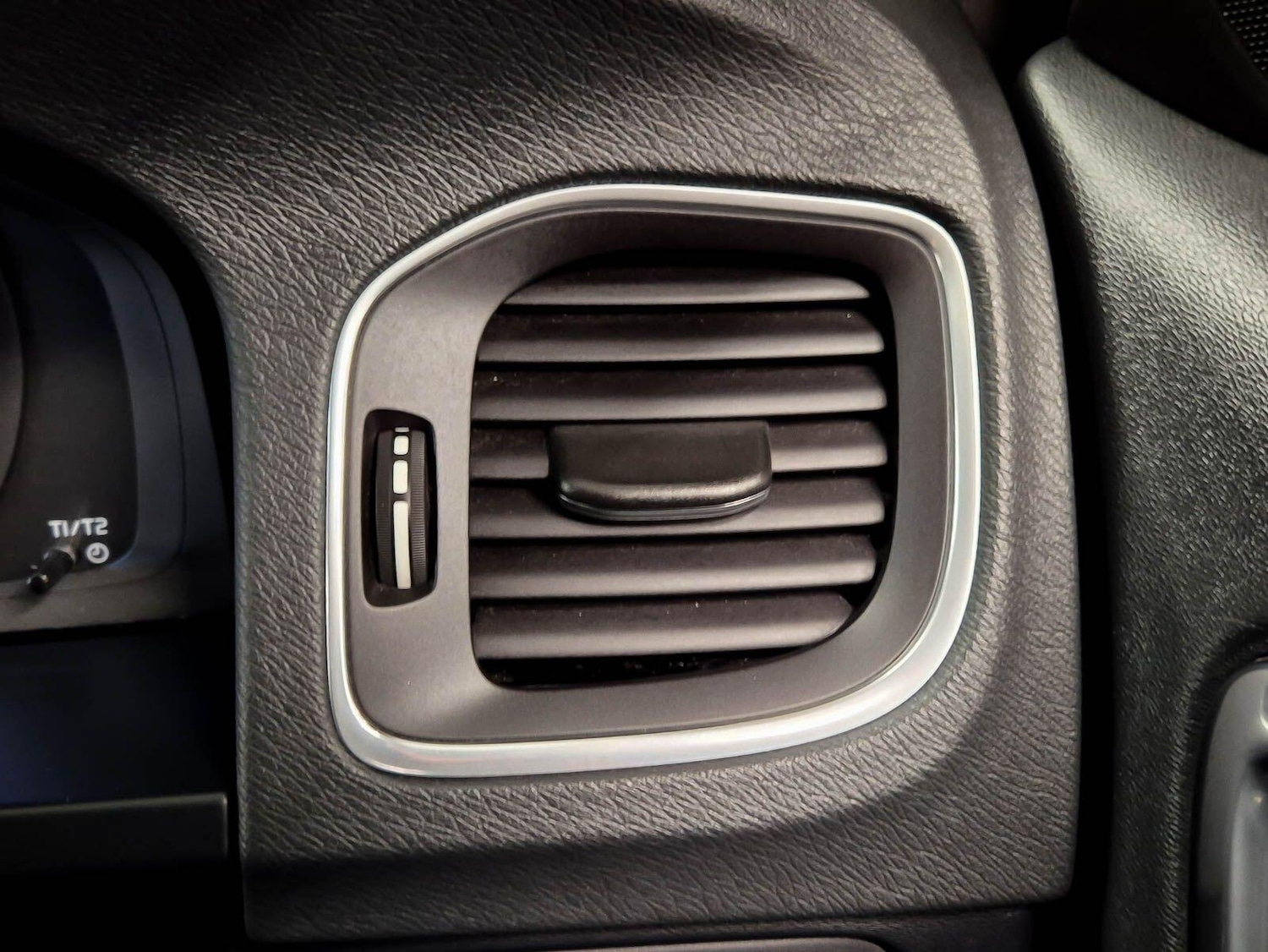 Used Volvo V60 2012 for sale - 77611840: Photo 90