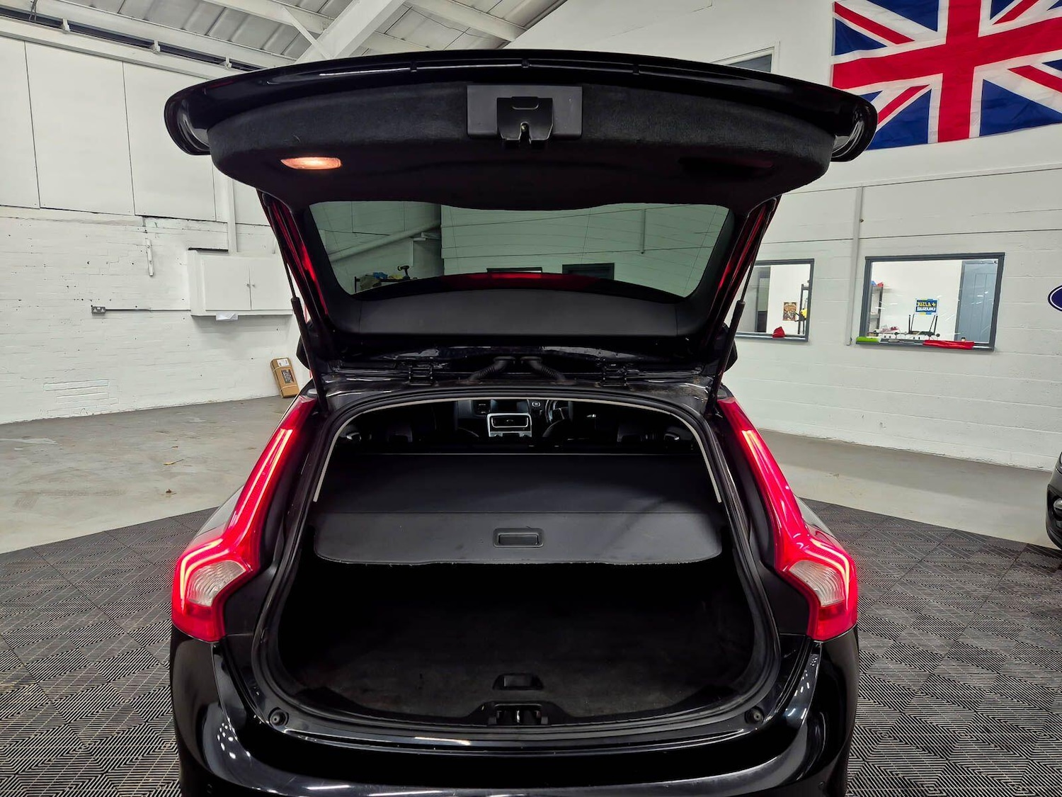 Used Volvo V60 2012 for sale - 77611840: Photo 91