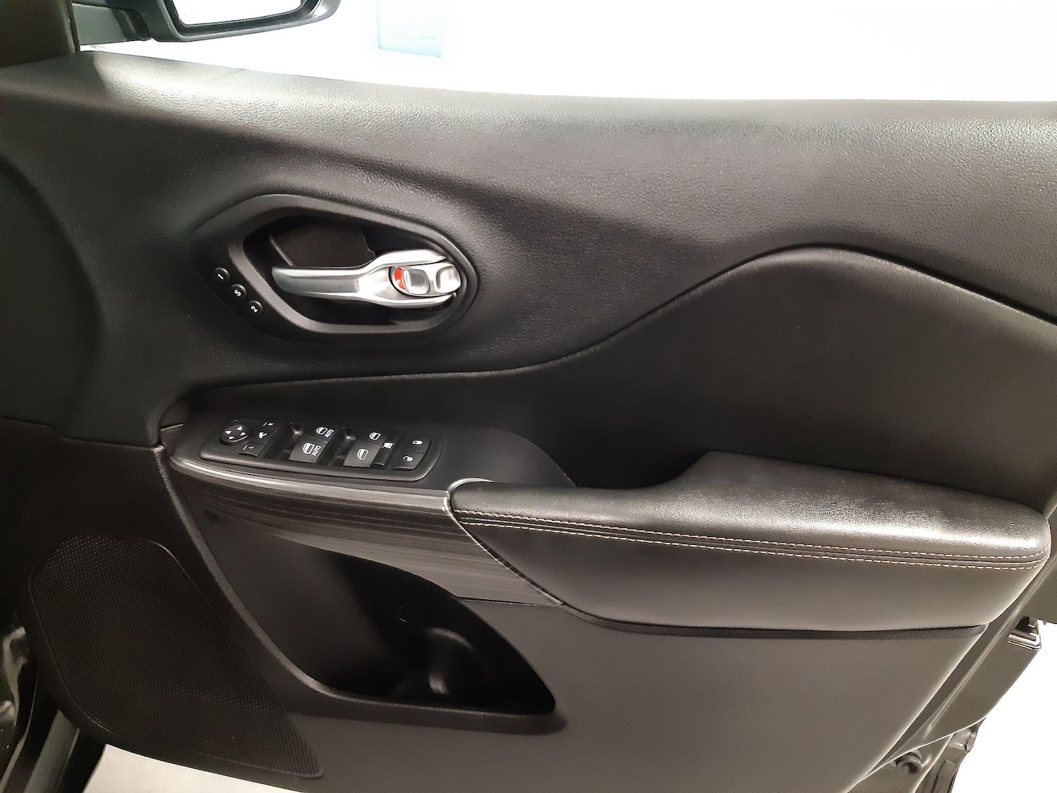 Used Jeep Cherokee 2015 for sale - 76644930: Photo 33