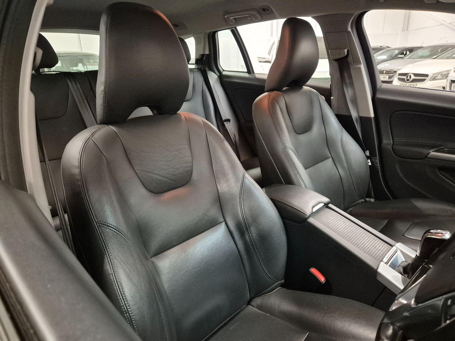 Used Volvo V60 2014 for sale - 76899700: Photo 2