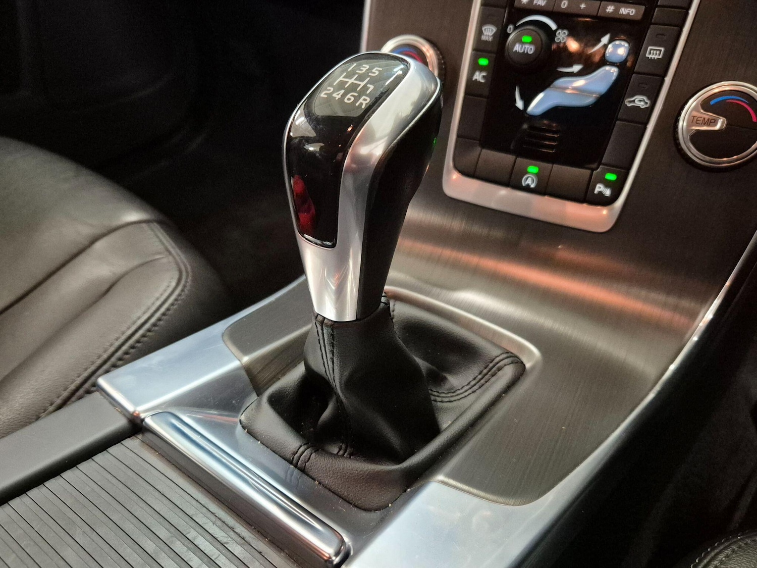 Used Volvo V60 2014 for sale - 76899700: Photo 66