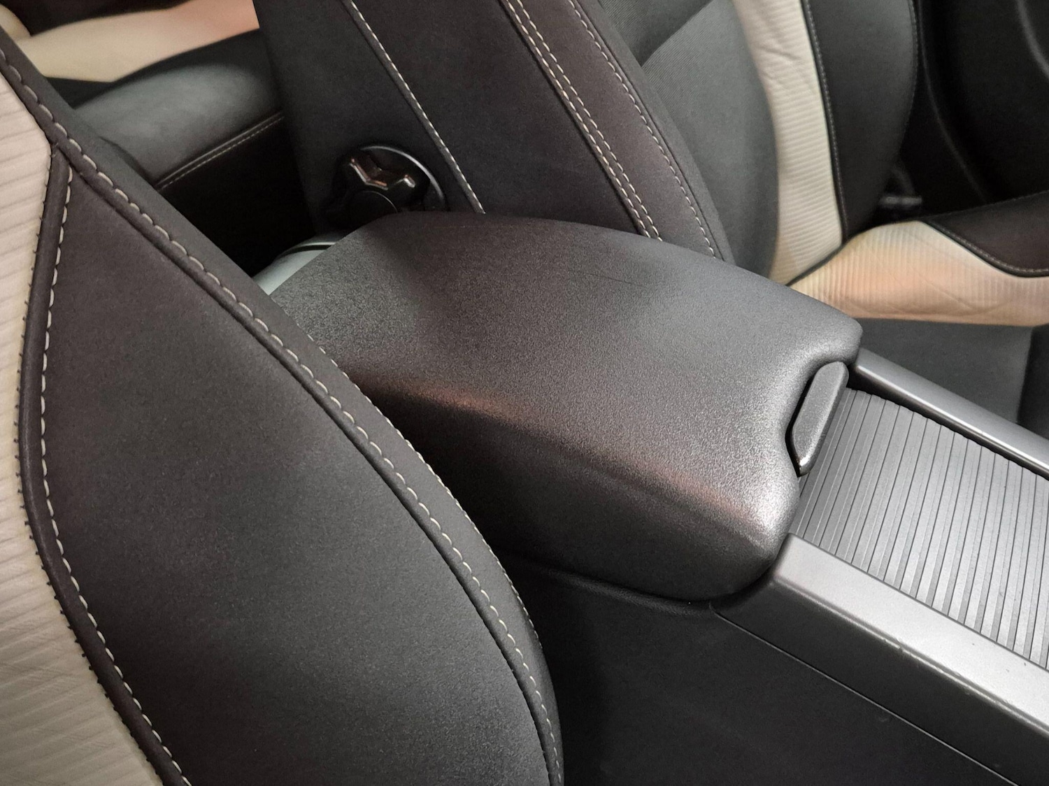 Used Volvo V60 2012 for sale - 76786650: Photo 31