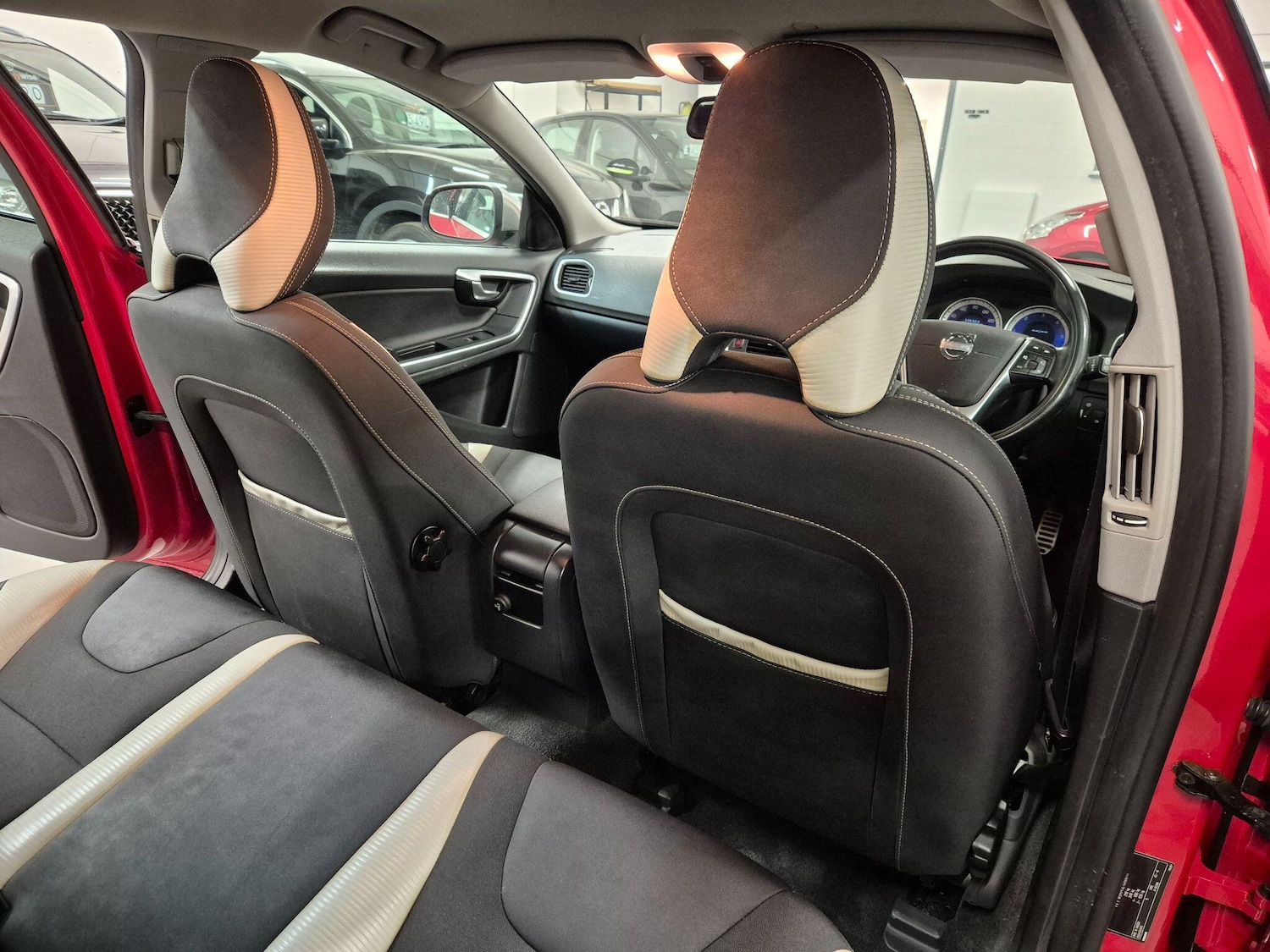 Used Volvo V60 2012 for sale - 76786650: Photo 35