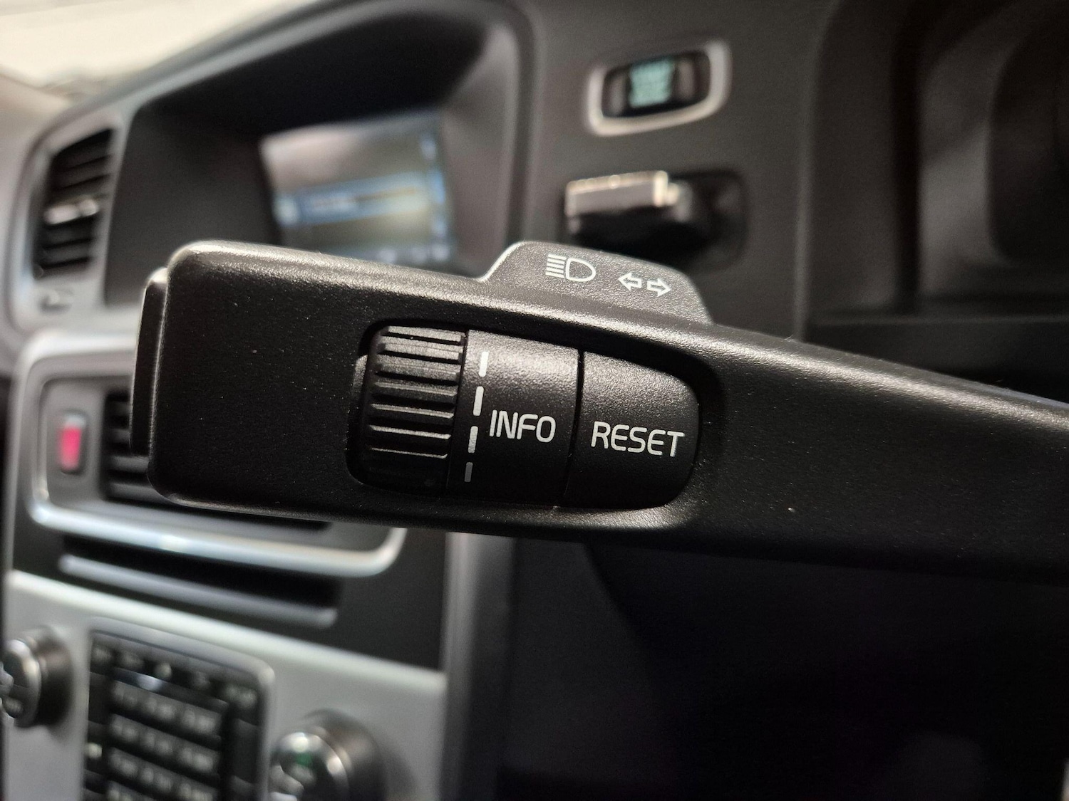 Used Volvo V60 2012 for sale - 76786650: Photo 65