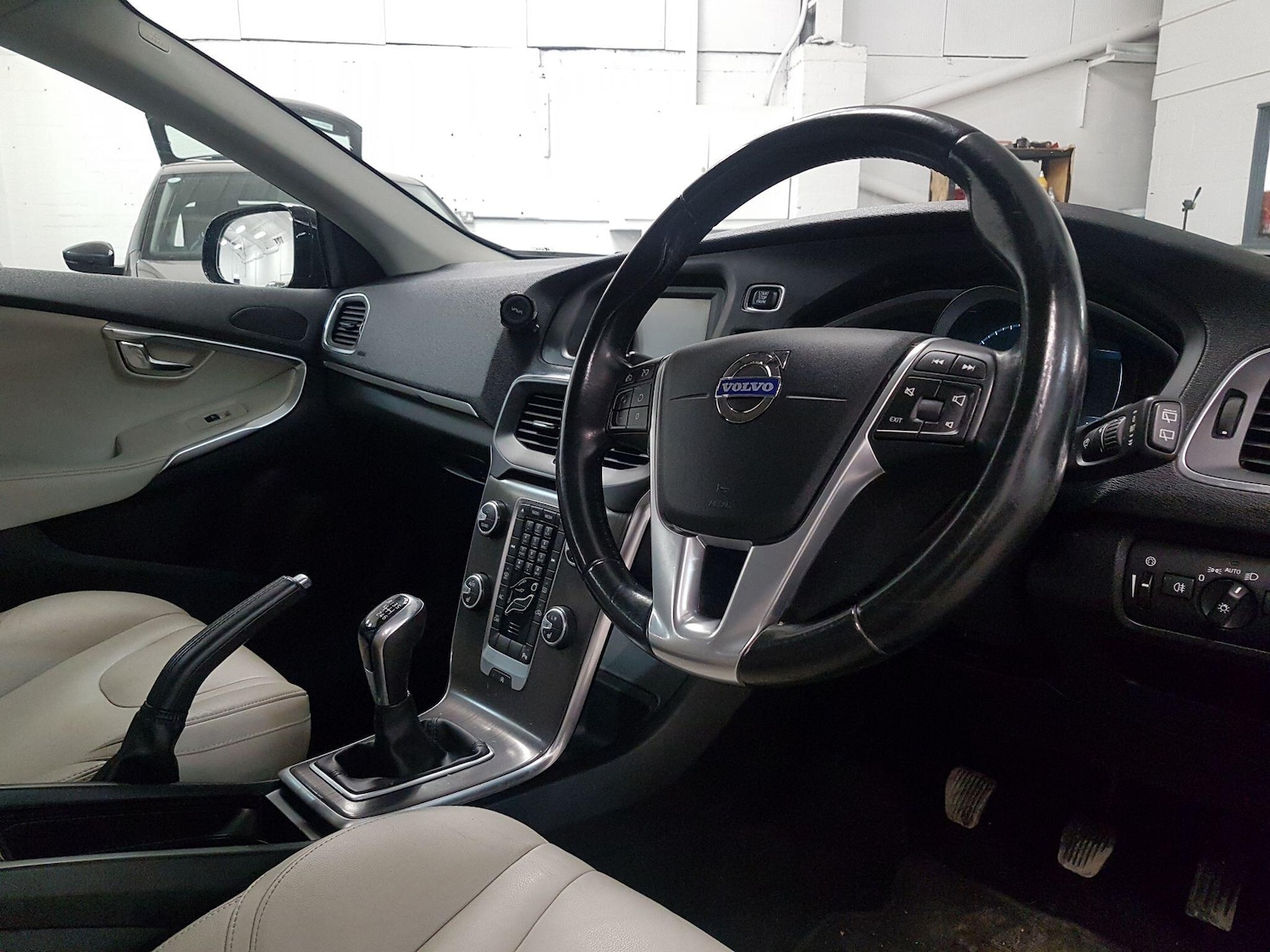 Used Volvo V40 2015 for sale - 77109772: Photo 2