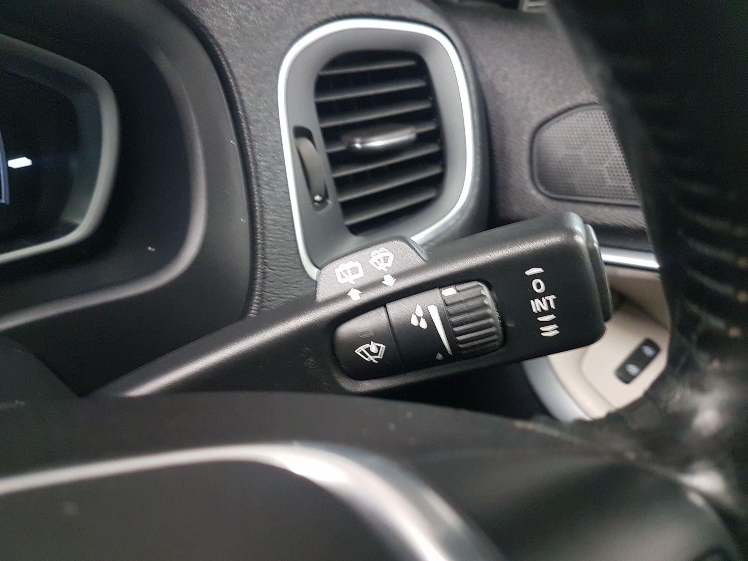 Used Volvo V40 2015 for sale - 77109772: Photo 21