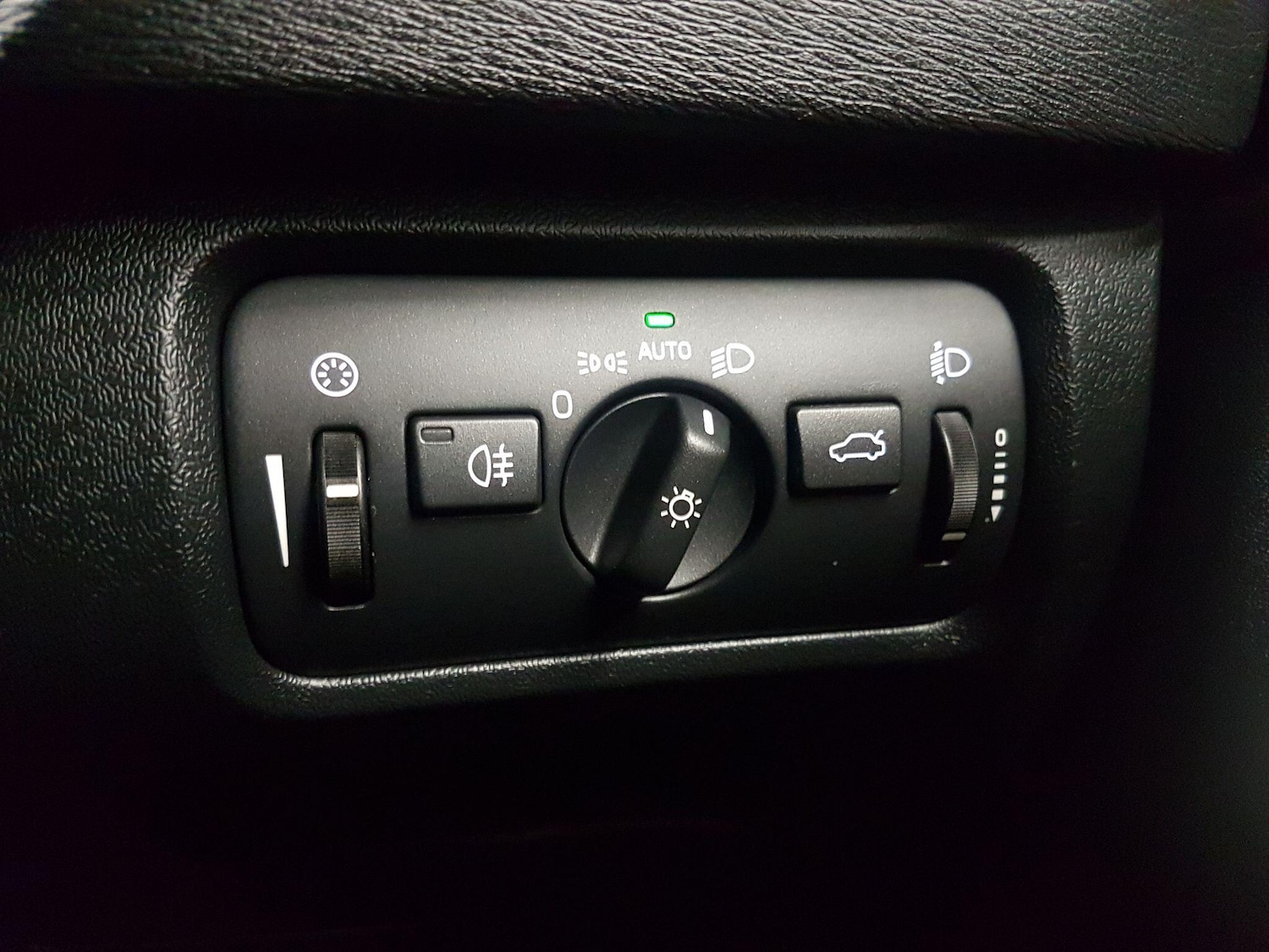 Used Volvo V40 2015 for sale - 77109772: Photo 23