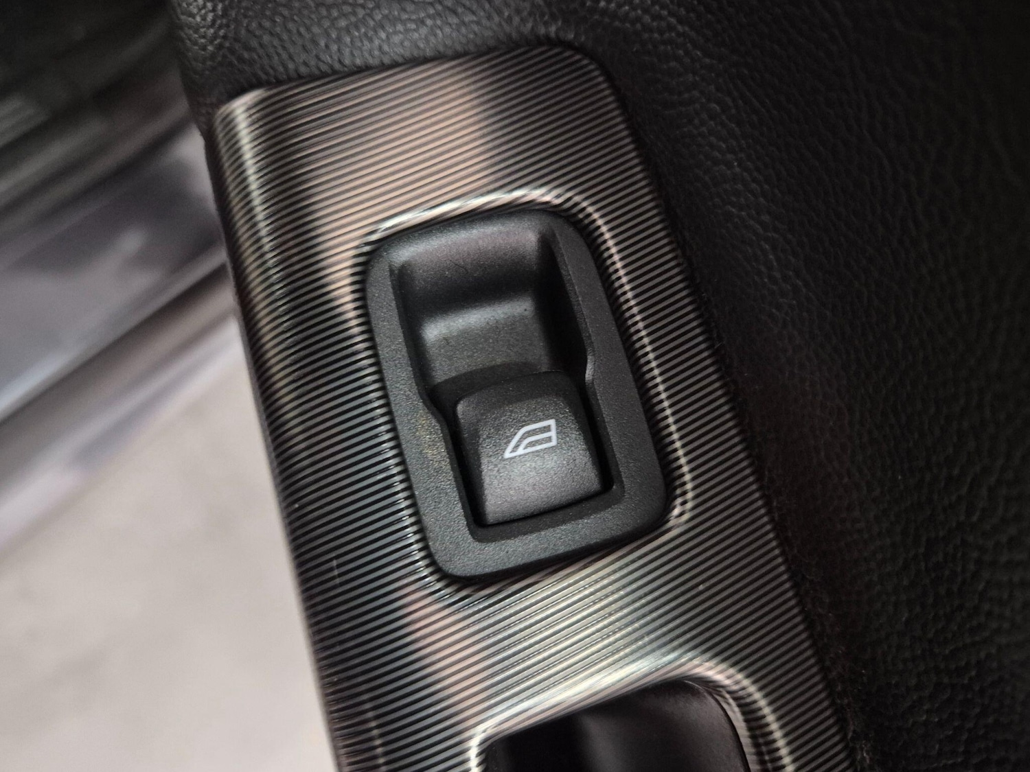 Used Volvo V50 2010 for sale - 77131781: Photo 38