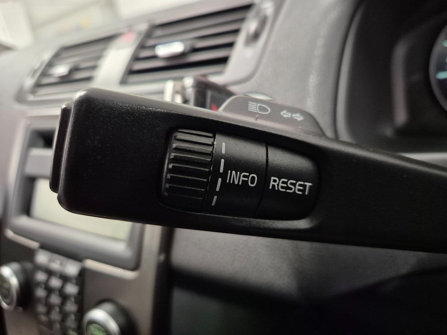 Used Volvo V50 2010 for sale - 77131781: Photo 67