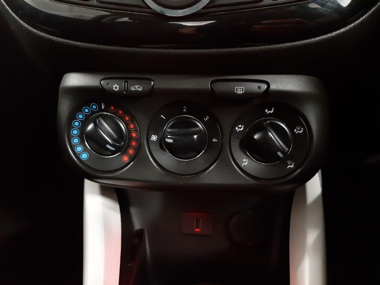 Used Vauxhall ADAM 2014 for sale - 76714983: Photo 17