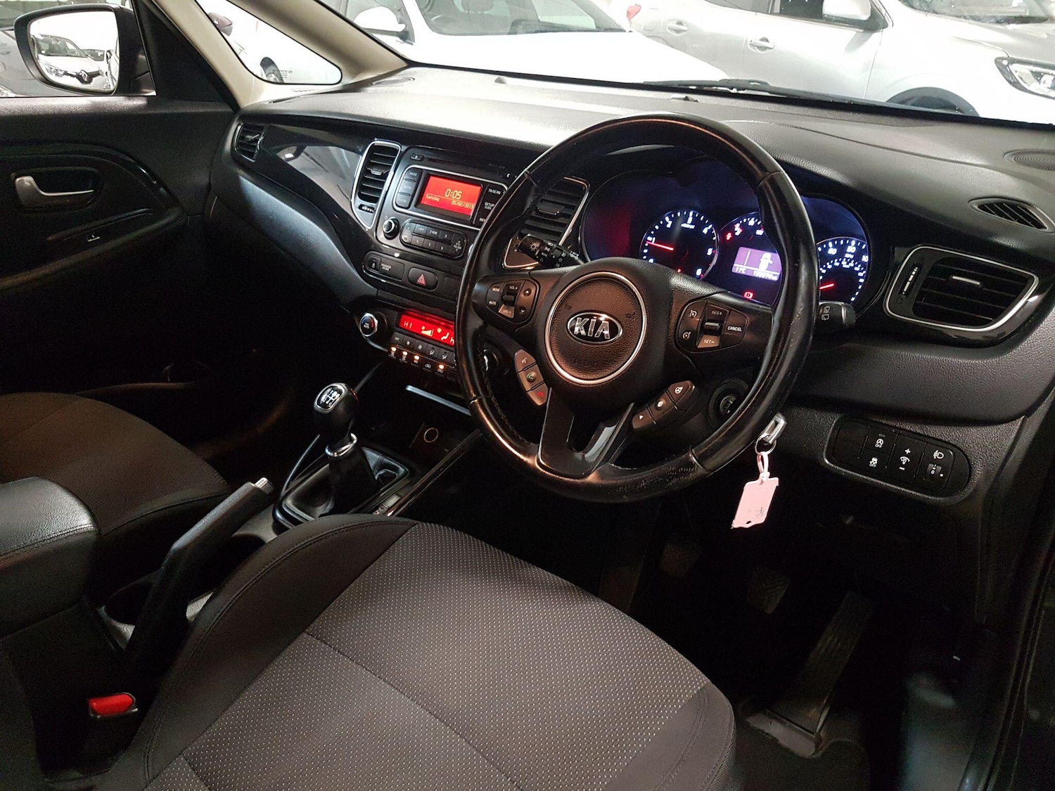 Used Kia Carens 2015 for sale - 76522063: Photo 2