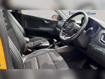 Used Kia Stonic 2023 for sale - 78754848: Photo