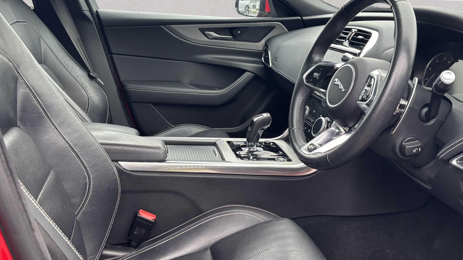 Used Jaguar XE 2019 for sale - 77333934: Photo 3