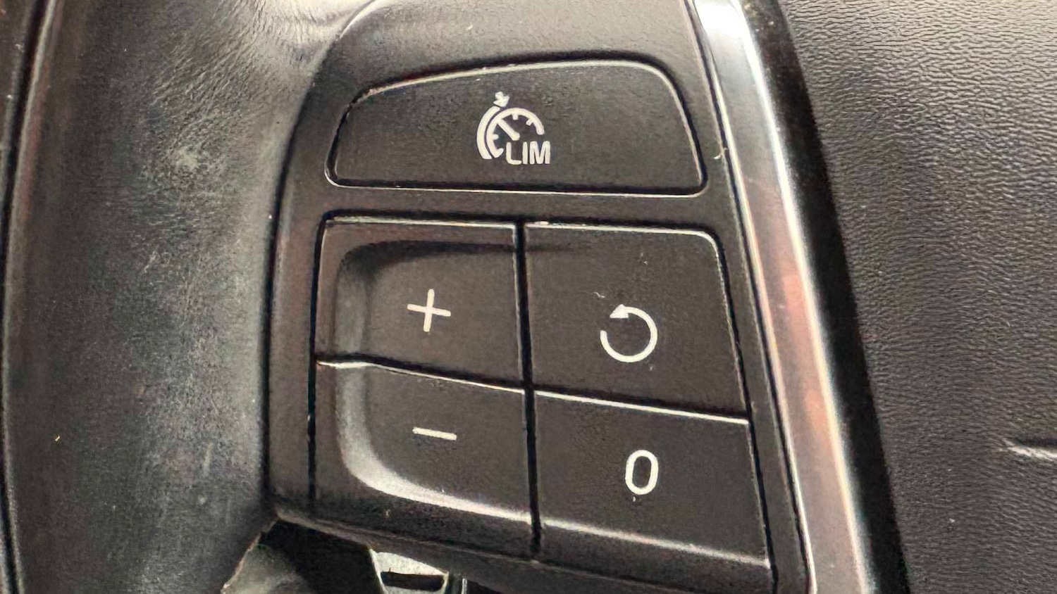 Used Volvo V40 2015 for sale - 78104944: Photo 15