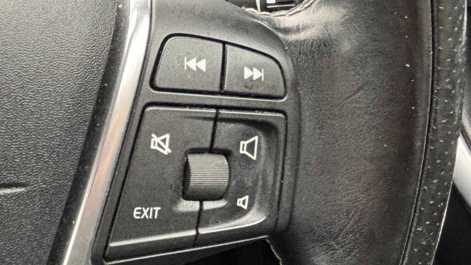 Used Volvo V40 2015 for sale - 78104944: Photo 16