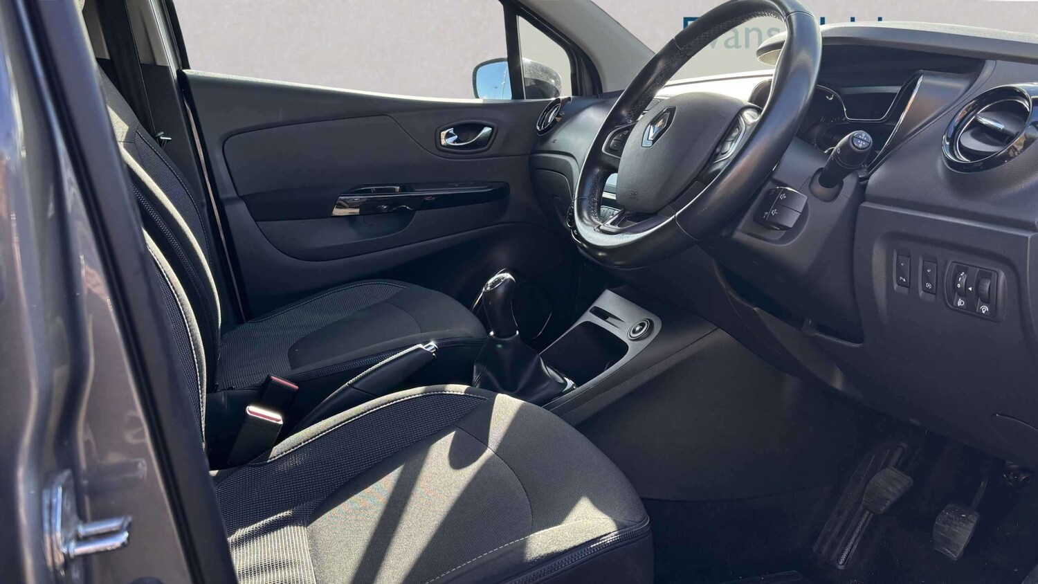 Used Renault Captur for sale - 77979449: Photo 3