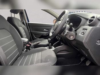 Used Dacia Duster 2023 for sale - 78775205: Photo