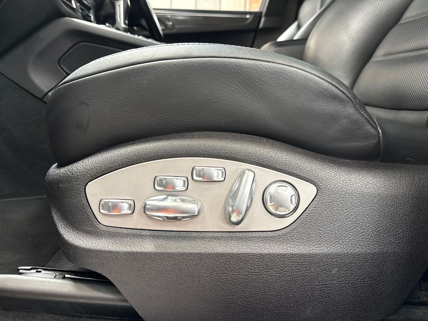 Used Porsche Macan 2019 for sale - 78193160: Photo 32