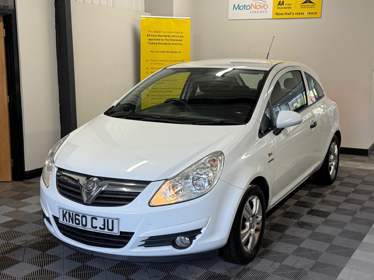 Used Vauxhall Corsa 2010 for sale - 76432327: Photo 2