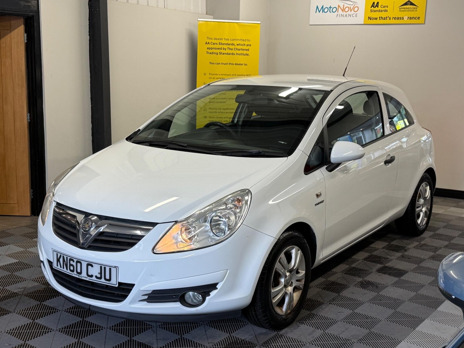 Used Vauxhall Corsa 2010 for sale - 76432327: Photo 3