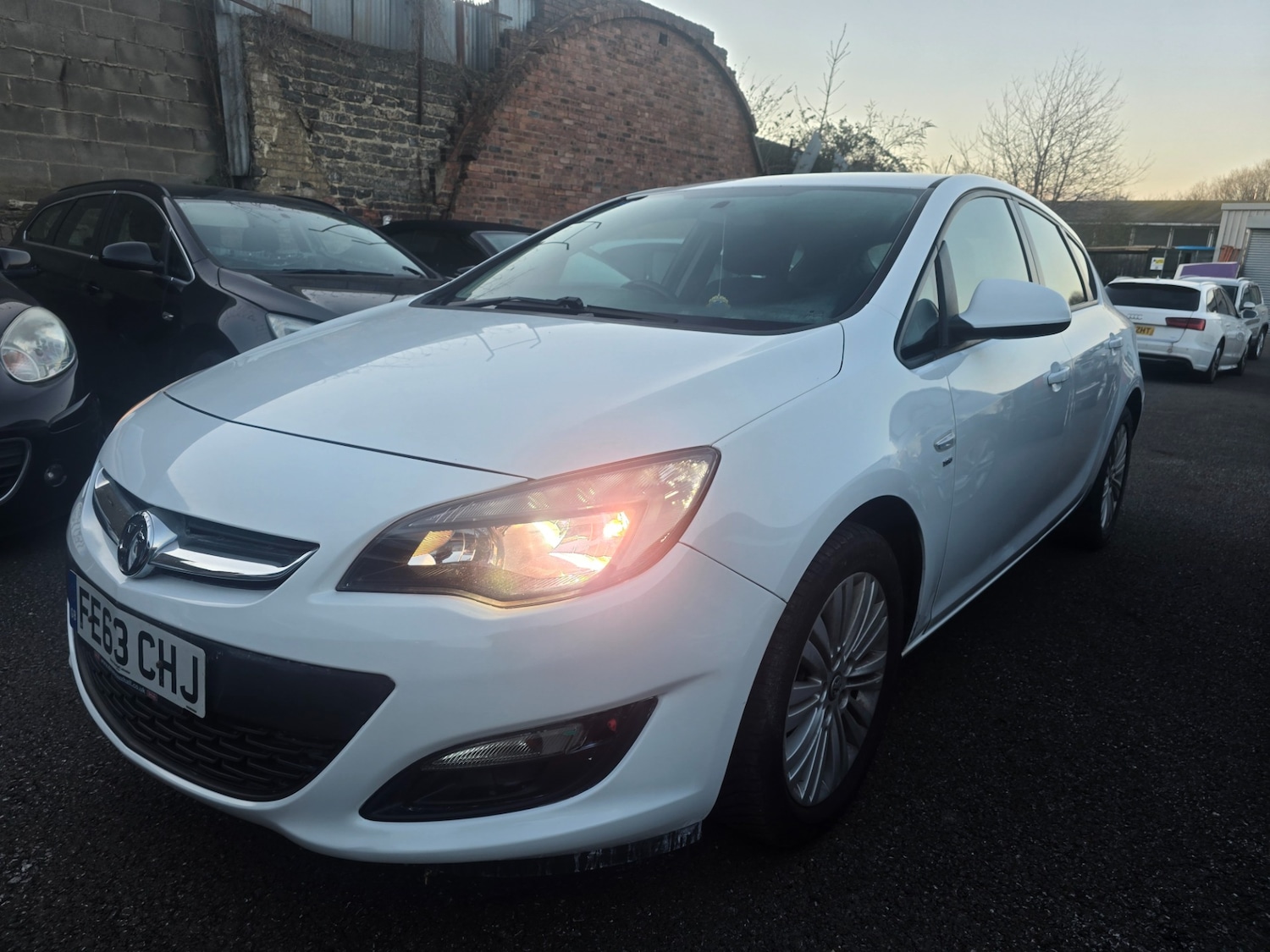 Used Vauxhall Astra 2013 for sale - 77919023: Photo 2