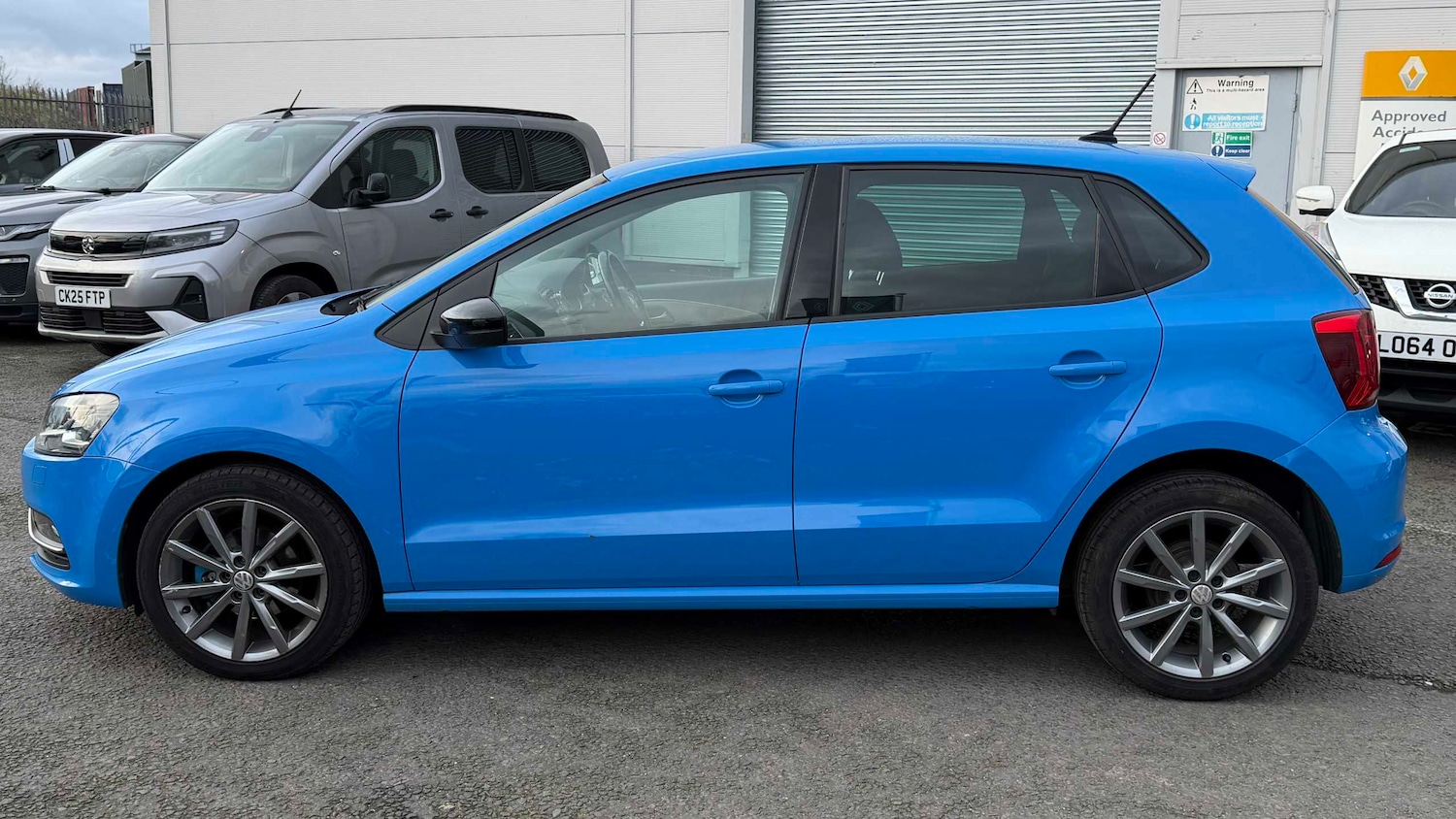 Used Volkswagen Polo 2015 for sale - 77857921: Photo 3