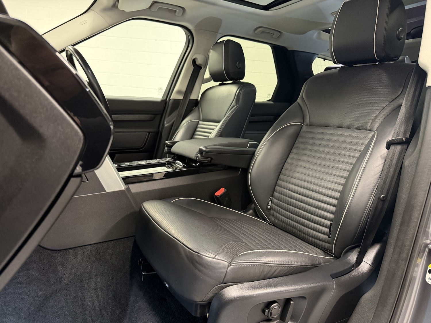 Used Land Rover Discovery 2018 for sale - 76836953: Photo 3