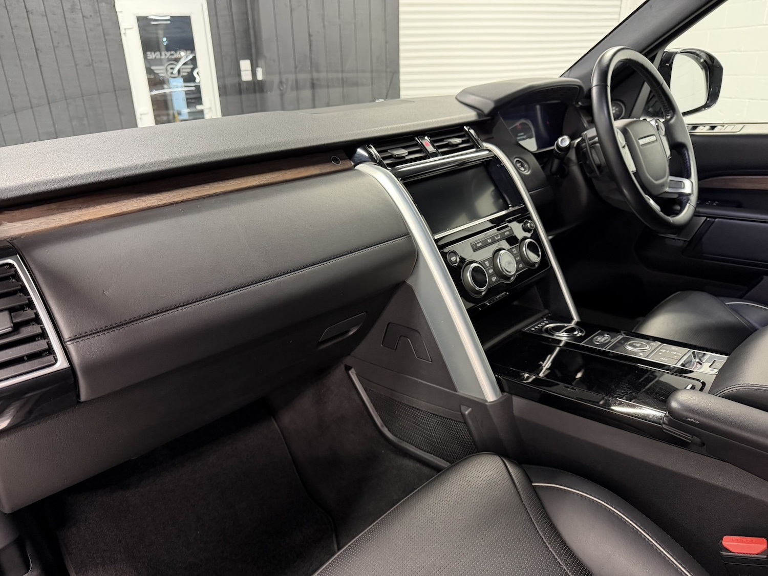 Used Land Rover Discovery 2018 for sale - 76785001: Photo 6