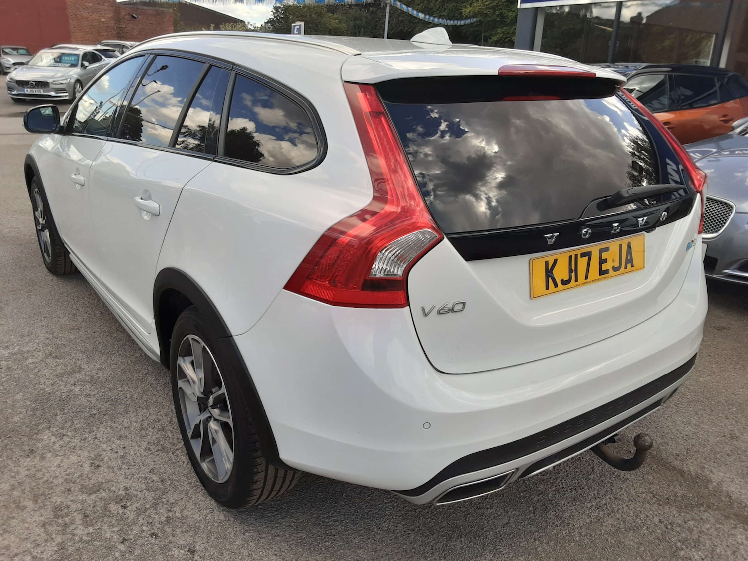 Used Volvo V60 2017 for sale - 76404571: Photo 14