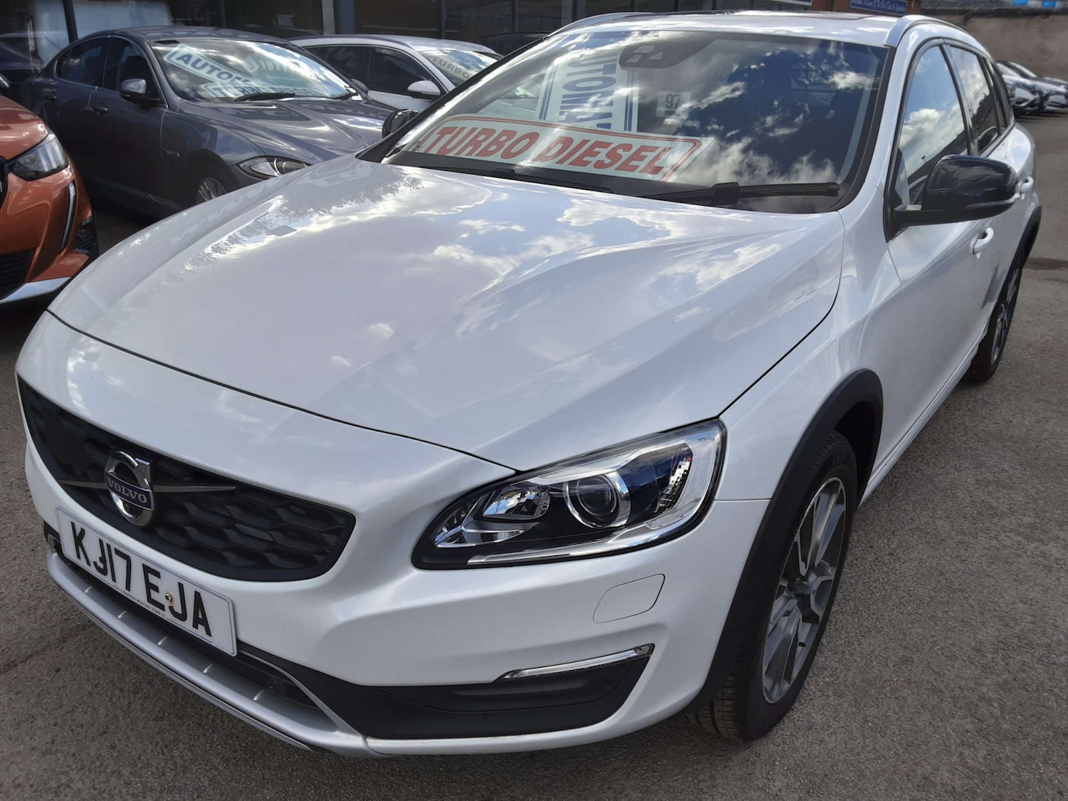 Used Volvo V60 2017 for sale - 76404571: Photo 3