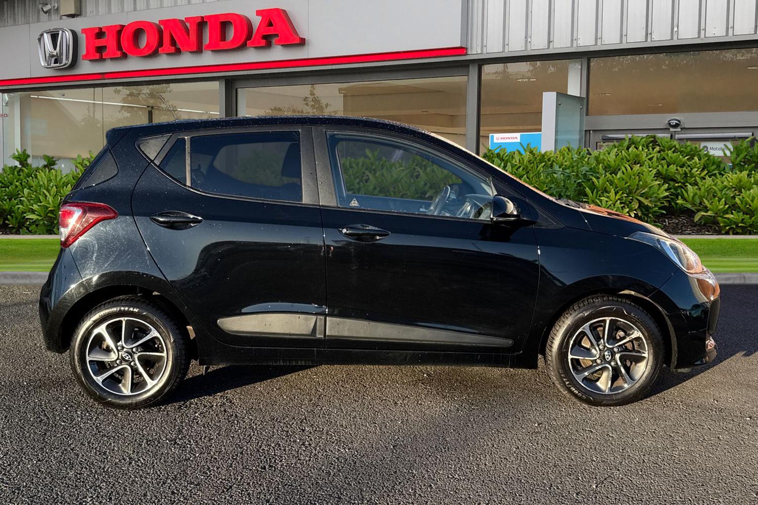 Used Hyundai i10 2018 for sale - 77088630: Photo 3