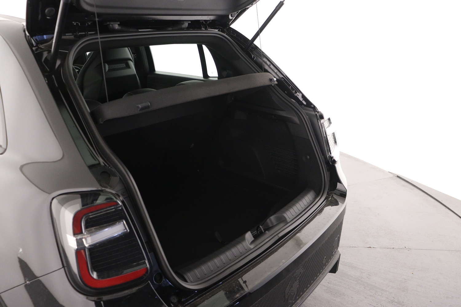 Used Abarth 600e 2025 for sale - 76615226: Photo 9